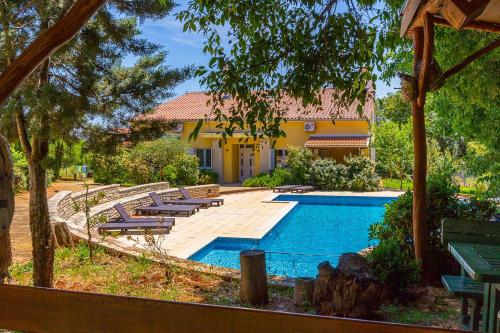 Ferienwohnung mit großem Pool, 2 Schlafzimmer, Waschmaschine, Klima, WLAN, Observatorium, Volleyballplatz, Tischtennis und Kicker