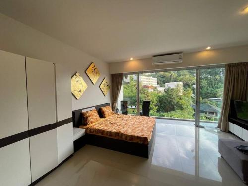 Postel nebo postele na pokoji v ubytování Relax in Style at Our Karon Beach Condo