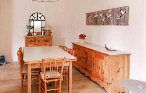 une salle à manger avec une table et des chaises en bois dans l'établissement 3 Bedroom Gorgeous Home In Le Faouët, à Le Faouët
