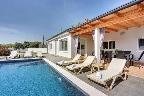 Villa mit privatem Pool, Klima, WLAN, BBQ in der Nähe vom Meer