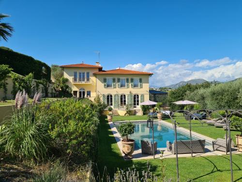 une maison avec une piscine en face d'une cour dans l'établissement Domaine Villa ELEA, à Nice