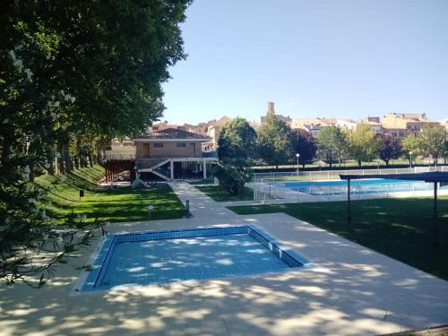 una piscina vacía en un parque con árboles y un edificio en Casa Rural La Pinta- SendaViva y Bardenas, en Villafranca