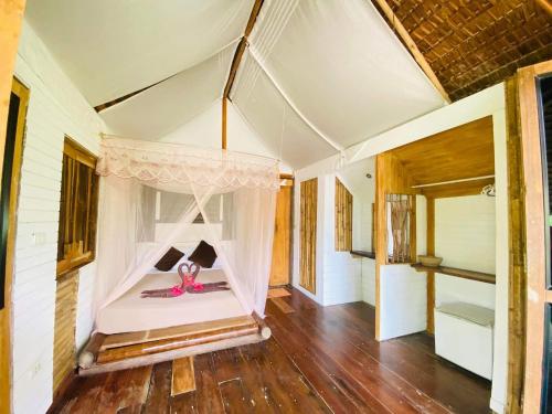 1 dormitorio con 1 cama con cinta rosa en Koh Mook Mountain view en Ko Mook