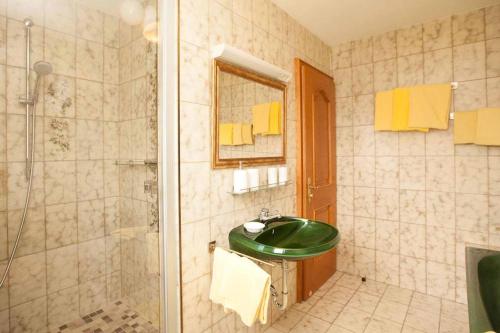 プフロンテンにあるChalet Manhardのバスルーム(緑のシンク、シャワー付)