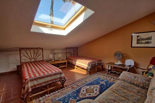 uma sala de estar com 2 camas e uma clarabóia em Ai Cerri em Cinquale