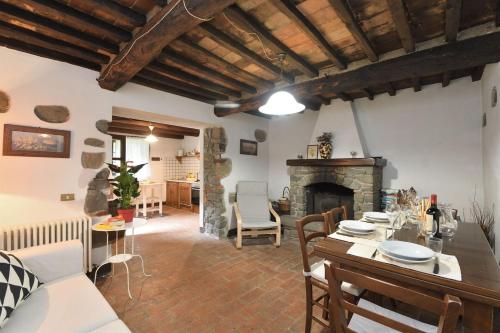 a living room with a table and a fireplace at Il Vecchio Mulino in Coreglia Antelminelli