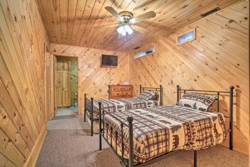 een slaapkamer met 2 bedden en een plafondventilator bij Charming Austin Cabin on 96 Acres of Land! 
