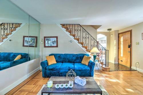 Χώρος καθιστικού στο Yeadon Townhome with Porch, 7 Mi to Center City