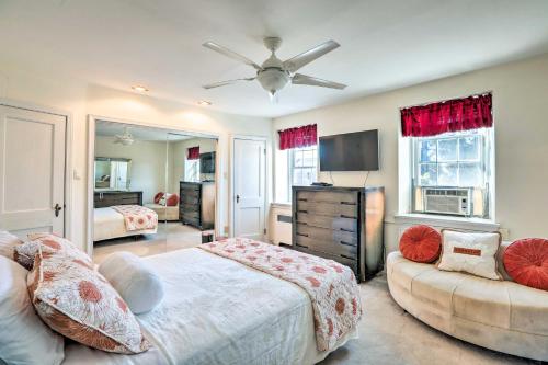 Ένα ή περισσότερα κρεβάτια σε δωμάτιο στο Yeadon Townhome with Porch, 7 Mi to Center City