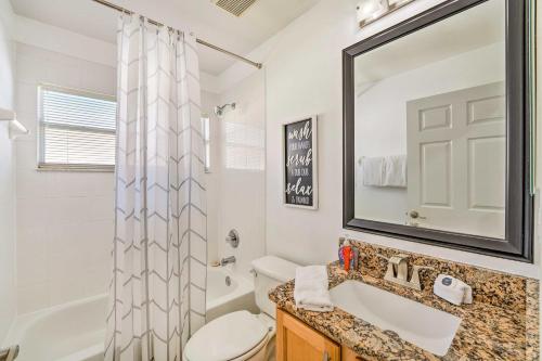 Ένα μπάνιο στο Clermont Vacation Rental with Pool 11 Mi to Disney