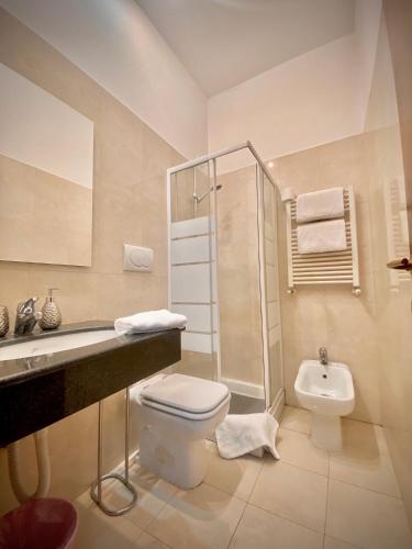 ein Badezimmer mit Toilette, Dusche und Waschbecken in der Unterkunft Termini Palace Guesthouse in Rom