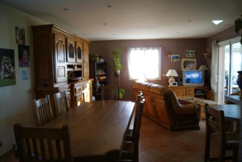 une cuisine avec une table en bois et une salle à manger dans l'établissement Chambres d'Hôtes le Libournais, à Saint-Laurent-dʼAigouze