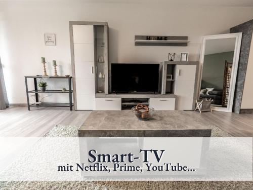TV/trung tâm giải trí tại Schonach 66 mit Indoor-Pool, Sauna, Küche und Netflix