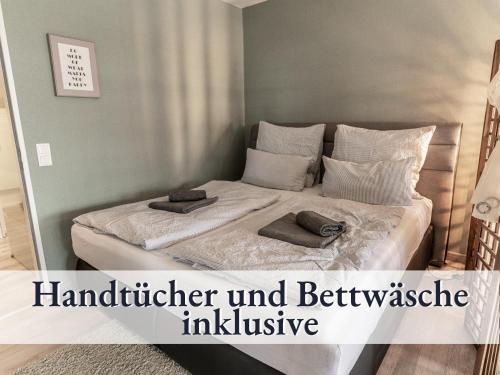 Giường trong phòng chung tại Schonach 66 mit Indoor-Pool, Sauna, Küche und Netflix