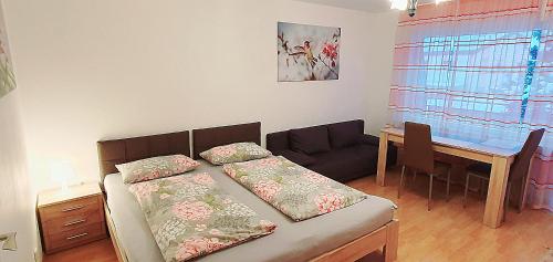 una camera con letto, scrivania e tavolo di Ferienwohnung Schöne Aussicht a Langenargen