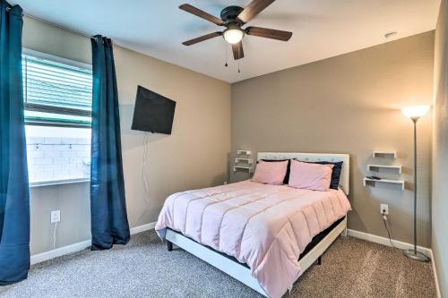 Schlafzimmer mit einem Bett und einem Deckenventilator in der Unterkunft Phoenix Area Vacation Home with Private Pool! in Buckeye