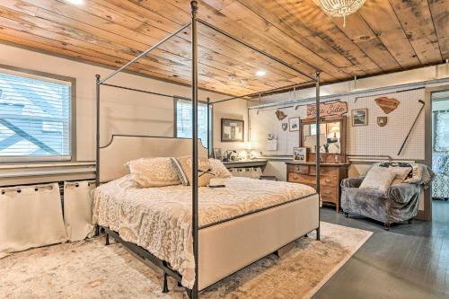 Postel nebo postele na pokoji v ubytování Trendy Chautauqua Lake Vacation Rental!