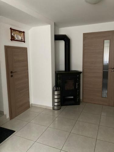 um quarto com um fogão e duas portas de madeira em Vila Vodica em Hul