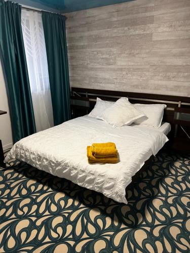 - un lit avec une couverture jaune au-dessus dans l'établissement Apartament Maya Lumina, à Lumina