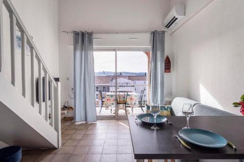 un salon avec une table et un canapé dans l'établissement Chabine - avec terrasse, à Martigues