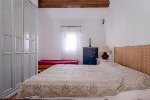 Un dormitorio con una cama grande y una ventana en Chabine - avec terrasse, en Martigues