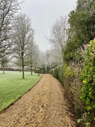 Spacious 5-Bed Stable Conversion in Wiltshire – Photos 2