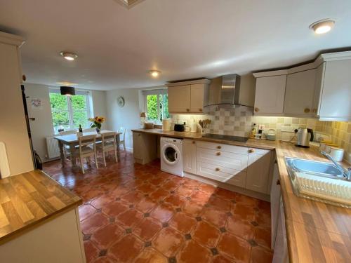 Spacious 5-Bed Stable Conversion in Wiltshire – Photos 5