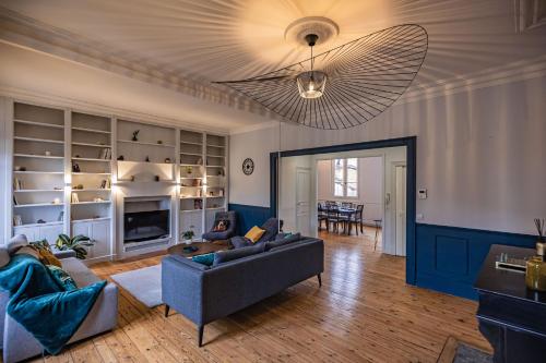 - un salon avec un canapé et un plafond dans l'établissement Appartement 142 m² Quartier Carmes Toulouse Hypercentre, à Toulouse
