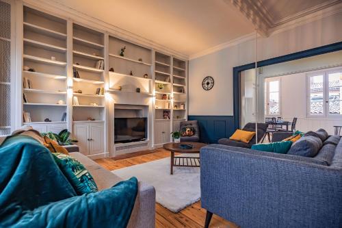 sala de estar con 2 sofás y chimenea en Appartement 142 m² Quartier Carmes Toulouse Hypercentre en Toulouse
