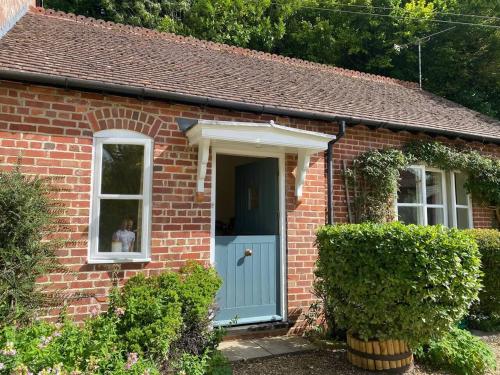 Spacious 5-Bed Stable Conversion in Wiltshire – Photos 3
