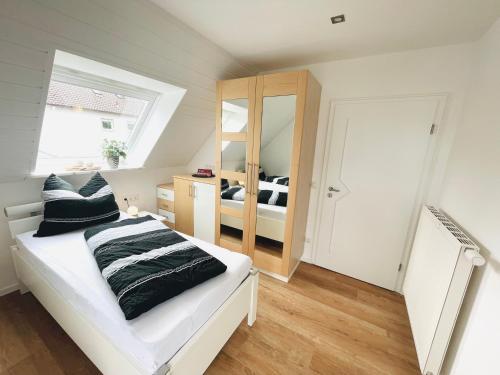 Un pat sau paturi într-o cameră la Haus Dragl DZ EZ