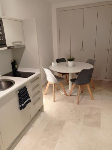 een keuken met een tafel en stoelen in een kamer bij Loft Apartment Sagrada Familia in Barcelona