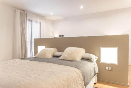 Hotel Boutique Abadia del Maestrat في Sarratella: غرفة نوم عليها سرير ووسادتين