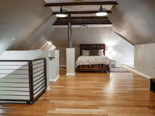 um quarto com uma cama e piso em madeira em The Lofts at Myrtle em El Paso