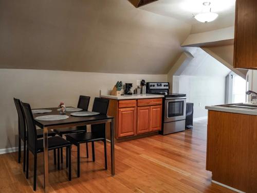 uma cozinha com uma mesa, cadeiras e um fogão em The Lofts at Myrtle em El Paso