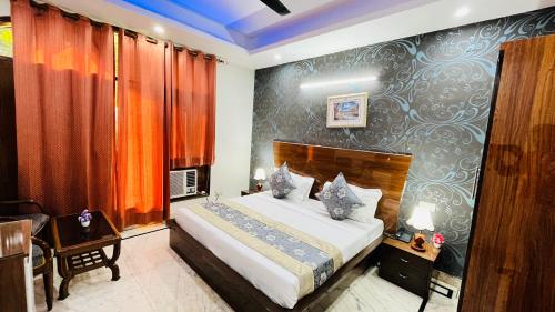 een slaapkamer met een bed in een kamer bij Hotel Starline near Iffco Chowk Metro - Couple Friendly in Gurgaon