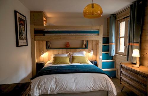 a bedroom with a large bed in a room at Klochette - Charme et Famille, Appartement 5 étoiles dans Chalet Récent à Villard-Reculas in Villard-Reculas