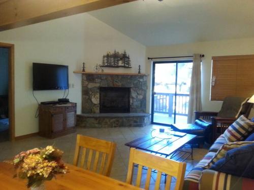 een woonkamer met een bank en een open haard bij Cozy Flagstaff Home in Cool Pines - Country Club in Flagstaff