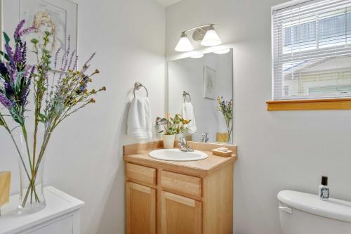 Ένα μπάνιο στο Heart of Bozeman Townhome with Patio Near MSU