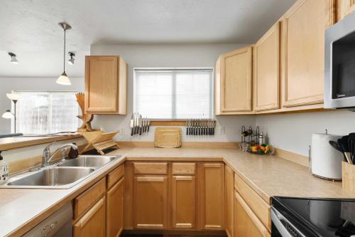 Η κουζίνα ή μικρή κουζίνα στο Heart of Bozeman Townhome with Patio Near MSU