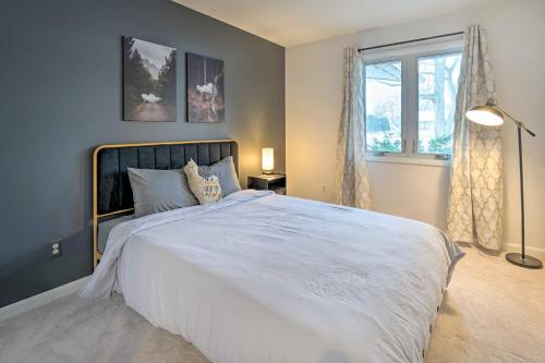 Postel nebo postele na pokoji v ubytování Livonia Home 4 Mi to Plymouth Main Street