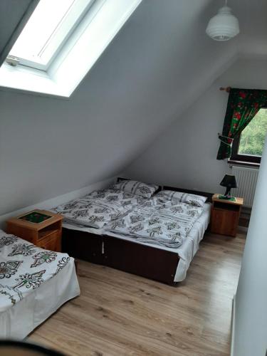 - une chambre avec 2 lits et une fenêtre dans l'établissement Agroturystyka U Misia, à Niedźwiedź