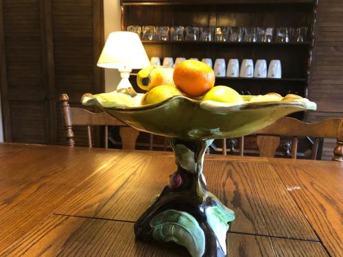 un bol de fruta sentado sobre una mesa en Universal Harmony Retreats Glastonbury en Glastonbury