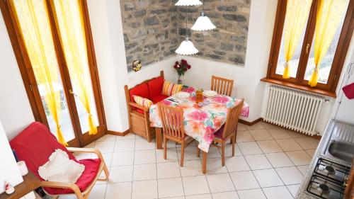een eetkamer met een tafel en stoelen bij Panoramic lake view home's Giulia in Casasco Intelvi