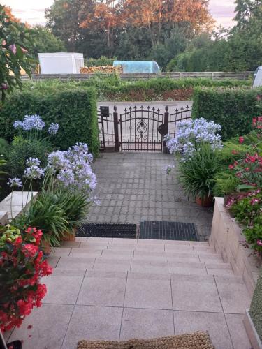 una puerta en un jardín con flores y plantas en U Bola en Debrzno
