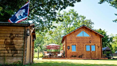 Chalet d'une chambre avec vue sur le lac jacuzzi et jardin clos a Novalaise a 2 km de la plage