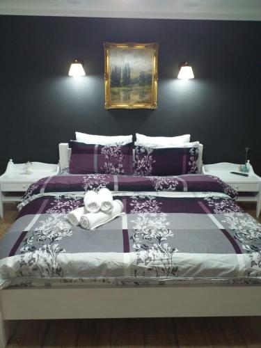 Ein Bett oder Betten in einem Zimmer der Unterkunft Casa bunicii Carbunari