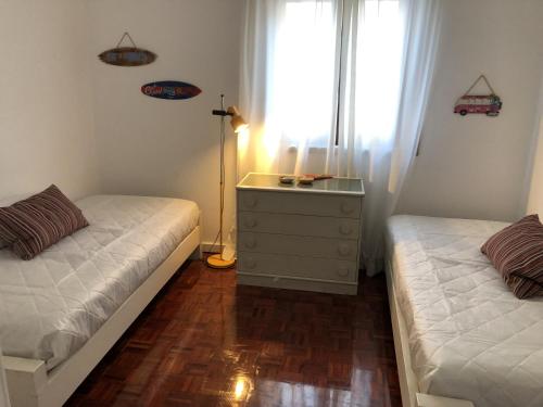 1 dormitorio con 2 camas, vestidor y ventana en Fabulous Sea View - Large & Cozy Apartment, en Lagos