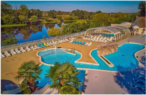 特羅格的住宿－MOBIL-HOME Parc des Allais，享有带椅子和水的度假村游泳池的空中景致