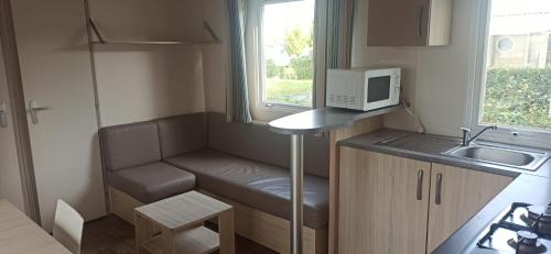 Kuchyňa alebo kuchynka v ubytovaní MOBIL-HOME Parc des Allais